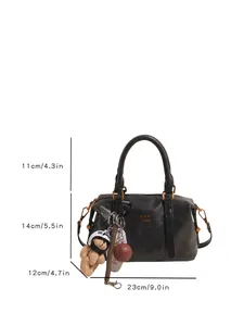 Detaillierte Maße einer schwarzen Vintage Boston Handtasche mit dekorativen Anhängern im Bild