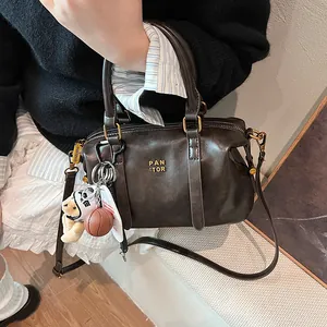 Vintage Damen Boston Tasche PU Leder Handtasche Kleine Umhängetasche Mit Bär Basketball Anhänger