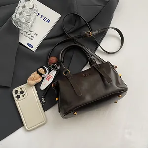 Vintage dunkelbraune Boston-Handtasche für Damen mit Umhängeriemen und süßen Anhängern
