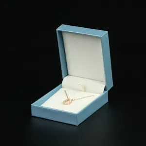 Boîte à bijoux élégante en papier similicuir bleu clair avec collier fer à cheval