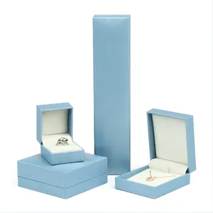 Coffrets cadeaux bijoux bleu clair élégants pour bagues, colliers et pendentifs de luxe