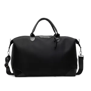 Vue complète du sac de voyage noir durable avec poignées en cuir et bandoulière réglable