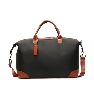 Vue de face du sac de voyage vert olive avec poignées et bandoulière en cuir brun