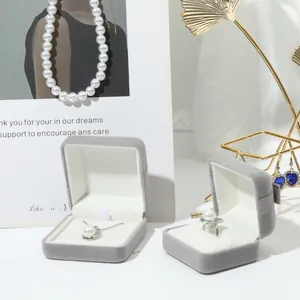 Elegante grijze fluwelen sieradendoosjes met strik voor ringen en hangers display