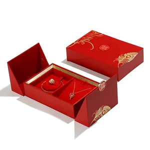 Elegantes rotes Hochzeitsschmuck-Geschenkset für Ringe und Ketten mit goldenen Motiven