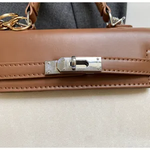 Nahaufnahme des eleganten silbernen Metallschlosses an einer braunen Lederhandtasche