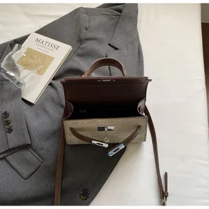 Detailansicht der modischen Handtasche mit Schloss aus Canvas und Leder