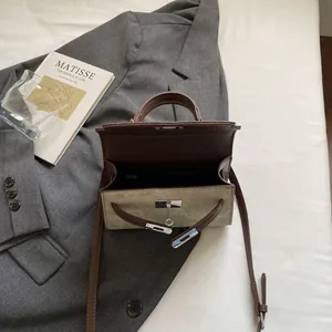 Elegante khakifarbene Canvas-Handtasche mit braunem Lederbesatz, Schloss und Innenansicht