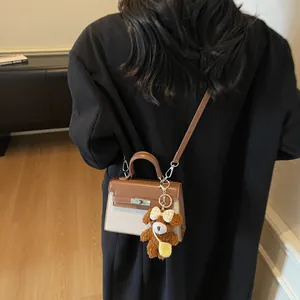 Schicke Miu-Stil Handtasche aus Canvas-Patchwork mit Schloss und Bärenanhänger