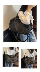 Photos détaillées du sac de voyage en nylon noir montrant les styles de transport variés.