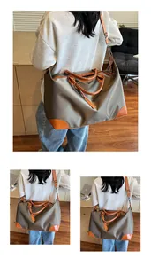 Mannequin portant un grand sac de voyage vert olive avec poignées en cuir brun