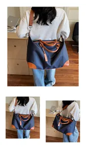 Détail du sac de voyage en nylon bleu marine avec garniture et poignées en cuir marron