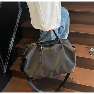 Sac de voyage noir moderne et imperméable pour le sport avec bandoulière réglable