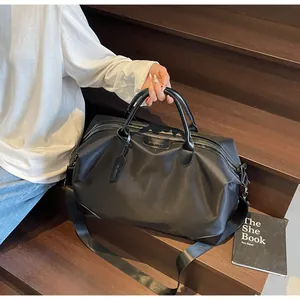 Grand sac de voyage noir en nylon pour le sport et le week-end avec bandoulière