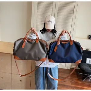 Mannequin portant deux sacs de voyage polyvalents de grande capacité en gris et bleu marine