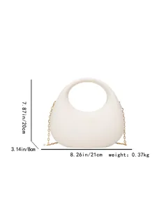 Detailansicht der Abmessungen der weißen Acryl-Handtasche in Eiform mit Goldkette