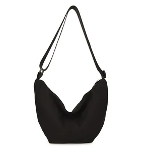 Bolso de bandolera negro minimalista estilo dumpling con gran capacidad y correa