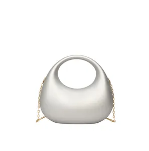 Detailansicht einer stilvollen silbernen Acryl-Clutch mit goldener Kette