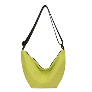 Bolso grande de nailon verde lima con forma de media luna y correa ajustable negra
