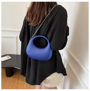 Detailansicht der königsblauen Acryl-Handtasche mit einer eleganten goldener Kette