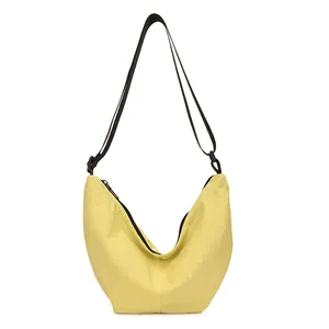 Bolso bandolera amarillo minimalista grande en forma de media luna con correa ajustable