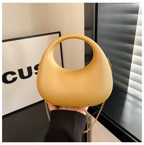 Diese schicke senfgelbe Acryl-Hobo-Tasche hat einen Rundgriff und eine goldene Kette