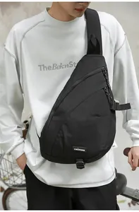 Detailansicht der schwarzen minimalistischen Brusttasche aus Nylon, getragen von einem Modell