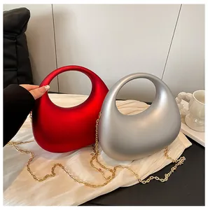 Moderne minimalistische Acryl-Clutch-Taschen in Rot und Silber mit eleganten Goldketten