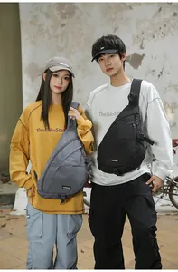 Minimalistische wasserdichte Crossbody-Brusttaschen für Herren und Damen im urbanen Stil.