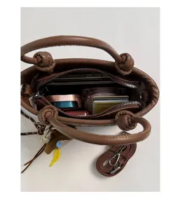 Innenansicht der braunen Lederbeuteltasche mit Platz für Handy und Make-up-Produkte