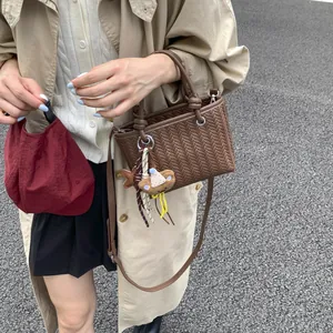 Damen Kleines Design Geflochtene Beuteltasche PU Leder Waldstil Handtasche Mit Süßem Teddybär Anhänger Schultertasche Casual Fashion