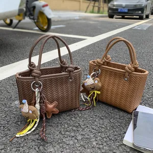 Stilvolle gewebte Handtaschen in Braun und Hellbraun mit süßem Bärenanhänger für Damen