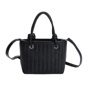 Elegante schwarze gewebte Beuteltasche mit Griffen und verstellbarem Schulterriemen