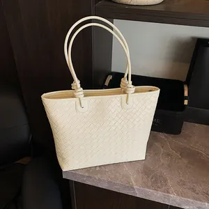 Elegante cremefarbene gewebte Tragetasche für Damen, geräumige Schultertasche, Sommermode.