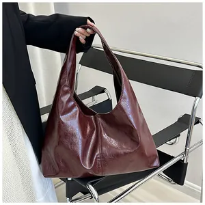 Vue détaillée d'un grand sac hobo en cuir rétro bordeaux pour femmes au fini brillant