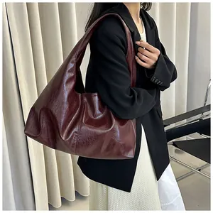 Sac hobo élégant rouge vin de grande capacité présenté dans un cadre professionnel