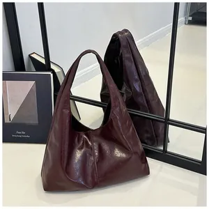 Grand sac hobo bordeaux vintage avec finition texturée brillante et design rétro