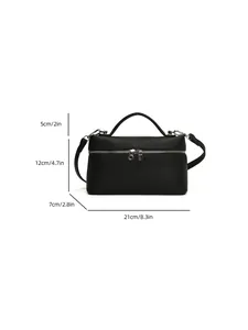 Bolso de mano de cuero PU negro con medidas: 21x12x7 cm y asa de 5 cm de alto.