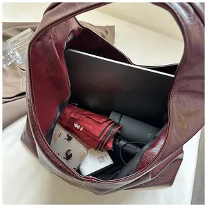 Détail intérieur du grand sac cabas bordeaux montrant sa grande capacité de rangement
