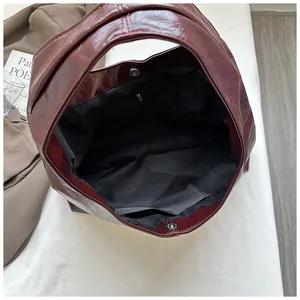 Vue détaillée d'un grand sac cabas rétro bordeaux montrant l'intérieur noir et la poche zippée