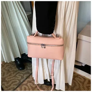 Detalle de bolso de mano de cuero PU rosa con doble cremallera y asa superior elegante
