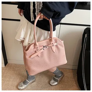 Nahaufnahme der stilvollen rosafarbenen Handtasche mit Retro-Lederschnalle.