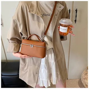 Bolso tipo caja de cuero PU marrón combinado con gabardina caqui para un look moderno