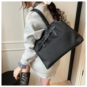 Detailansicht der Vintage-Schnalle und der plissierten Textur dieser schwarzen Schultertasche