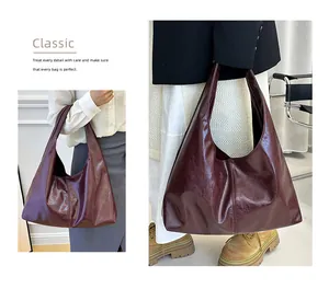 Vue détaillée d'un sac cabas bordeaux vintage en cuir verni pour femmes élégantes.