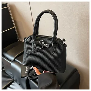 Detaillierte Nahaufnahme einer schwarzen Faltenhandtasche mit Retro-Schnallenriemen-Design.