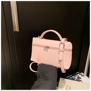 Primer plano de bolso rosa de cuero PU con cremallera y hebilla plateadas, detalle