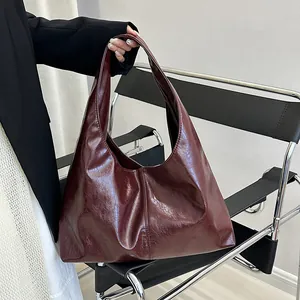 Grand sac cabas bordeaux rétro au fini brillant pour les trajets quotidiens des femmes