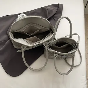 Minimalistische Vintage-Handtasche aus Leder mit Falten, großer Kapazität und Schnalle