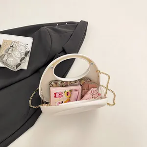 Elegante bolso de mano de acrílico marfil con cadena dorada y asa redonda